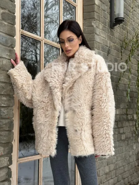 Светлая короткая шуба из испанской овчины - фото 12