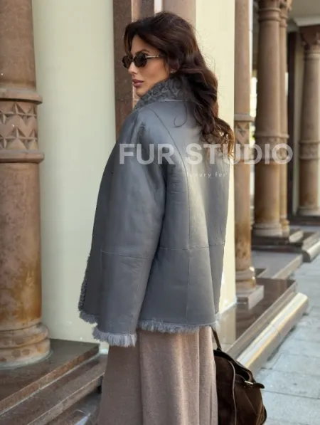 Дубленка серого цвета - двухсторонняя - фото 5