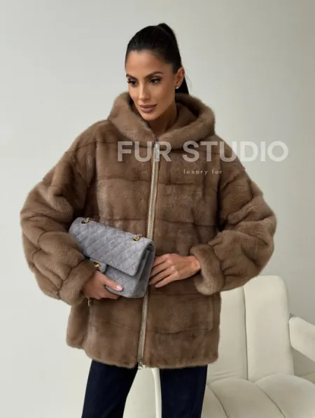 Бежевая норковая куртка с капюшоном - фото 8