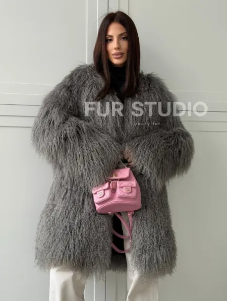 Удлиненная серая шуба из ламы - фото 10