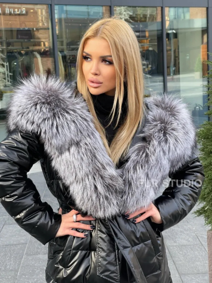 Чёрное пуховое пальто с меховым капюшоном - фото 3