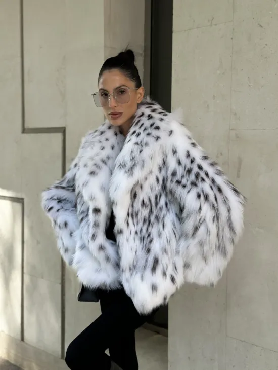 Шуба из меха лисы под рысь - цвет белый, PREMIUM COLLECTION - фото 2