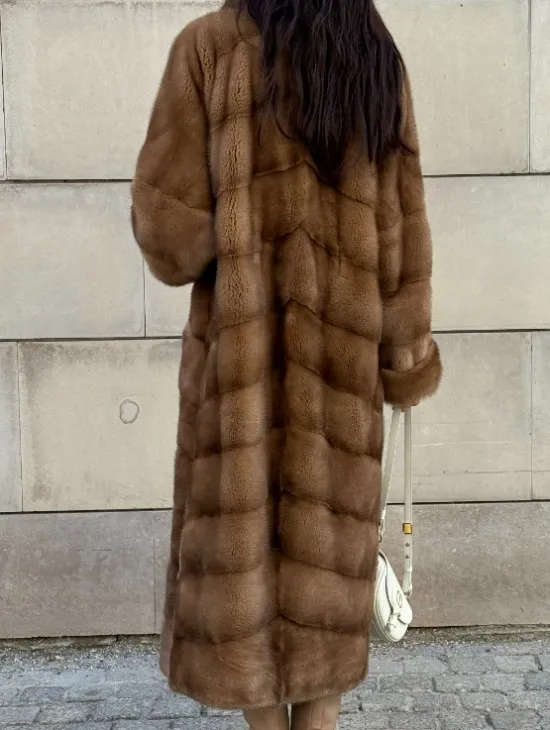 Шуба из меха аукционной норки Vintage Gold с меховым поясом - фото 7