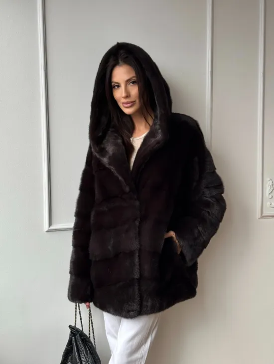 Меховая шубка с капюшоном из аукционной норки в цвете уголь - фото 0