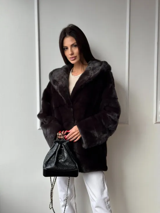 Меховая шубка с капюшоном из аукционной норки в цвете уголь - фото 9