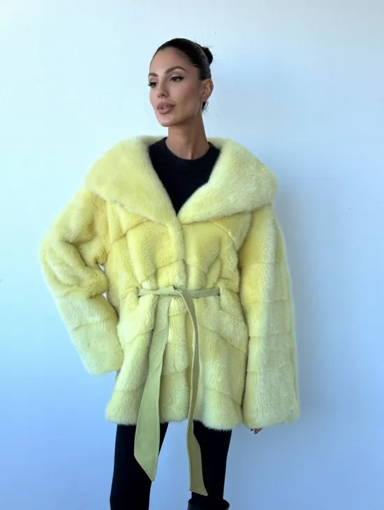Полушубок кимоно из аукционной норки с капюшоном в нежно-желтом  цвете - фото 5