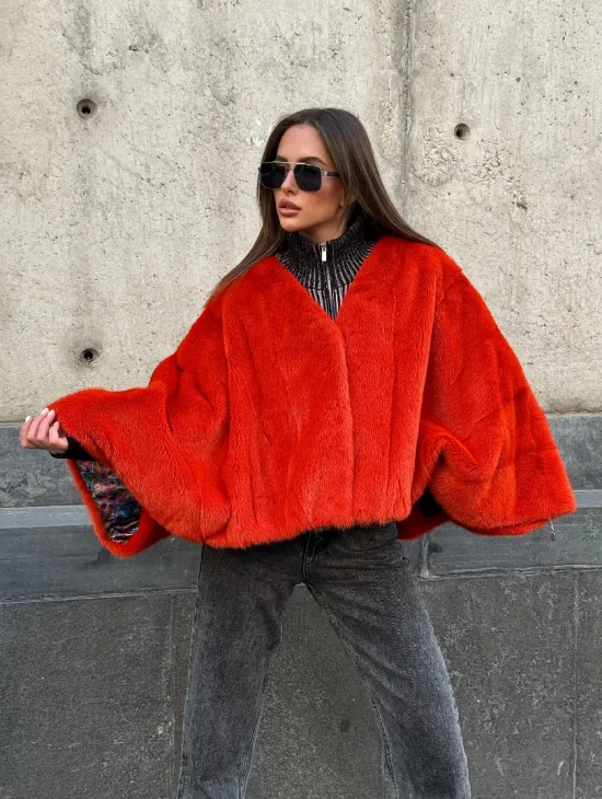 Красное меховое манто из норки, модель «Летучая мышь» с V - образной горловиной, без воротника - фото 9