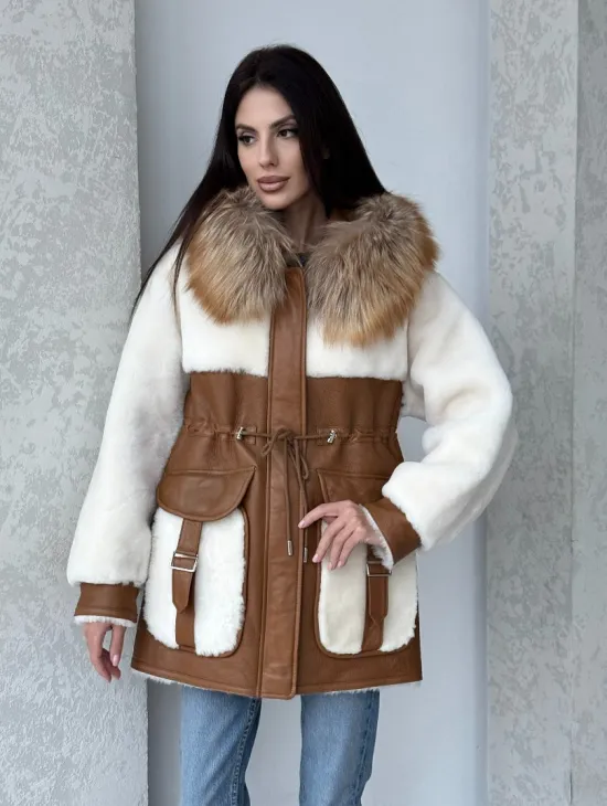 Модная натуральная дубленка из овчины, капюшон с отделкой из меха лисы - фото 7