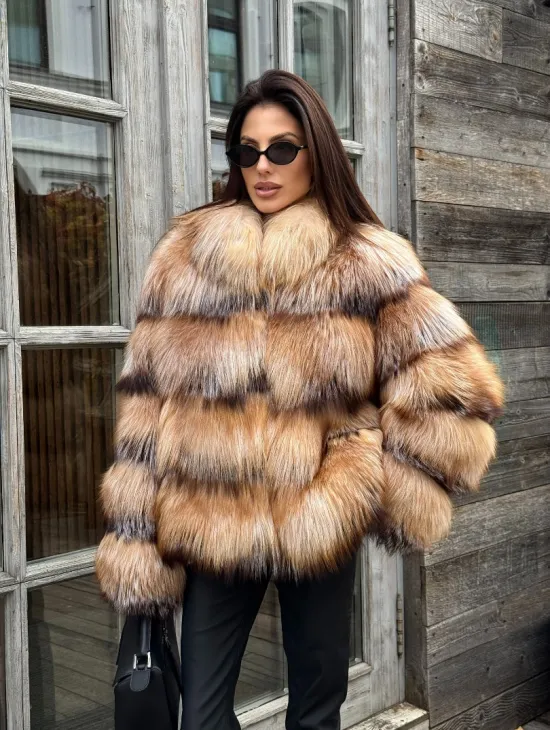 Женская шуба из меха лисы 