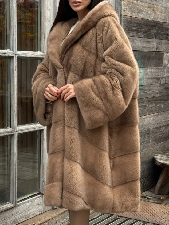 Шуба из меха премиальной плюшевой норки с капюшоном - фото 4