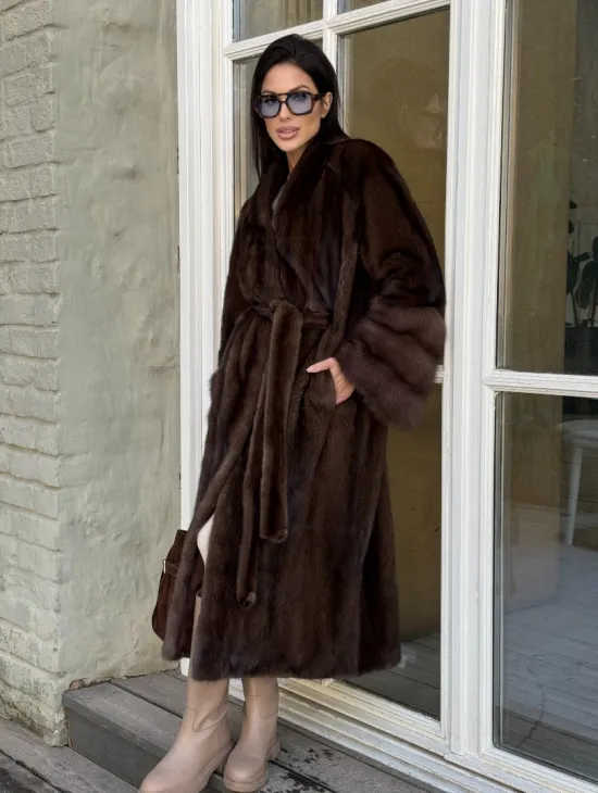 Женская норковая шуба с манжетами из роскошного меха куницы - фото 6