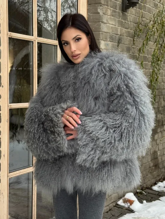Шуба из меха ламы серого цвета - фото 0