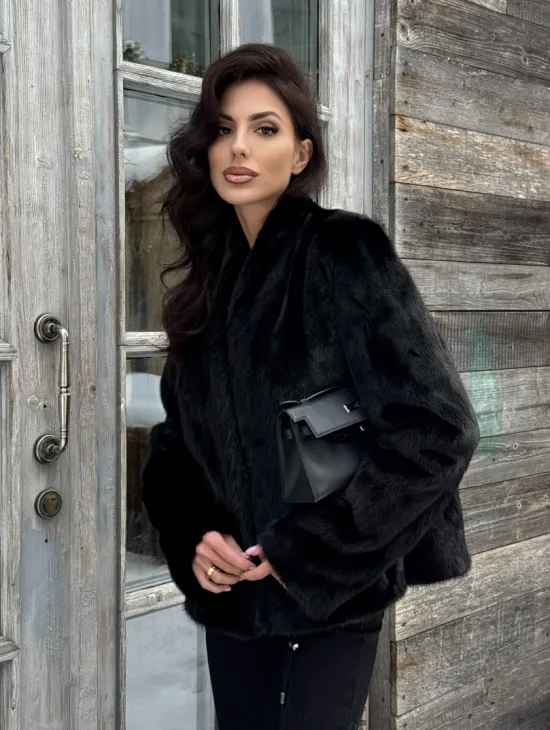 Черный короткий меховой жакет - полушубок с V-образным воротником - фото 4