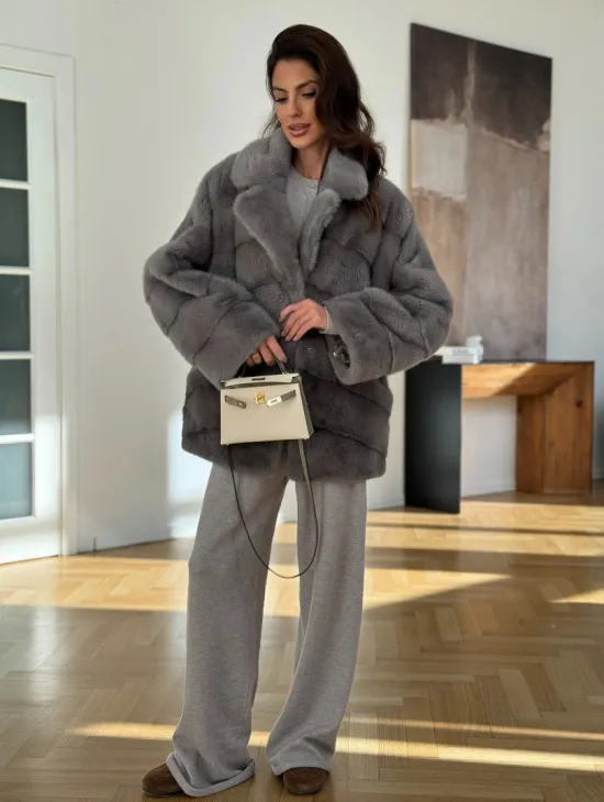 Короткая шуба с английским воротником в сером цвете - фото 5