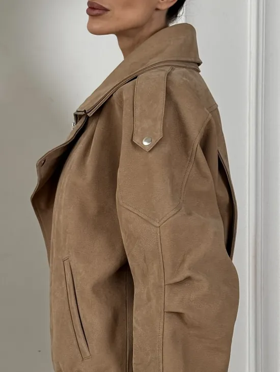 Женский замшевый бомбер из натуральной кожи «Creamy»  с двойным воротником - оверсайз - фото 1