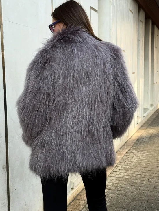 Шуба из меха енота с английским воротником цвет - лаванда - фото 1