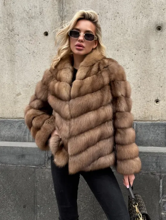 Полушубок из куницы с V-образным воротником - фото 3