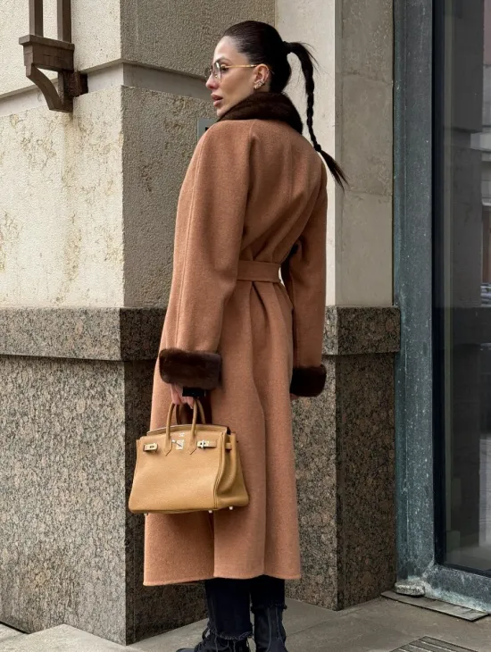 Длинное демисезонное пальто с отделкой из меха норки - фото 7