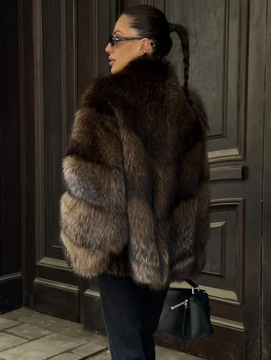 Полушубок из натурального меха енота с воротником стойка - фото 4