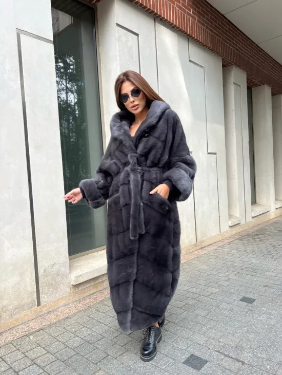 Удлиненная норковая шуба с капюшоном в цвете графит - фото 4