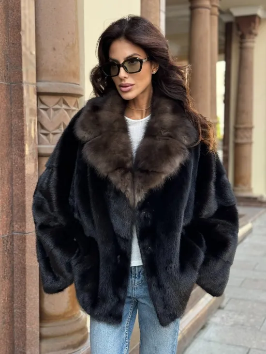 Короткая норковая шуба махагон с воротником из куницы - фото 0