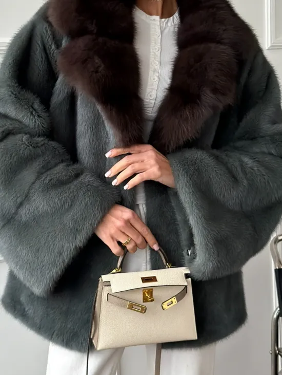 Красивая шуба из меха норки с воротником из куницы - фото 2