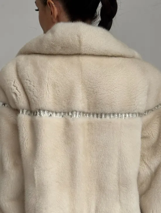 Шуба из аукционной норки с отделкой из кожи в цвете жемчуг - фото 3