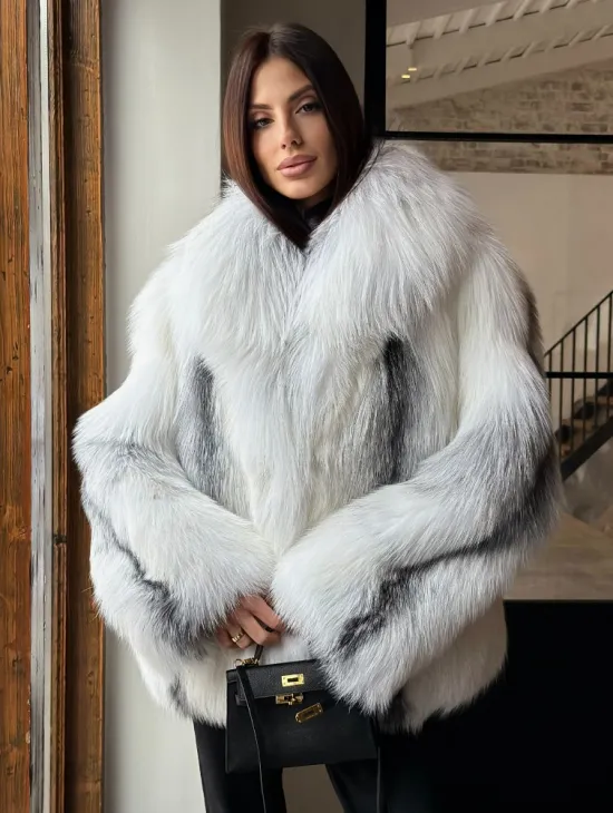 Шуба из цельного меха белой арктической лисы с шалевым воротником - фото 0