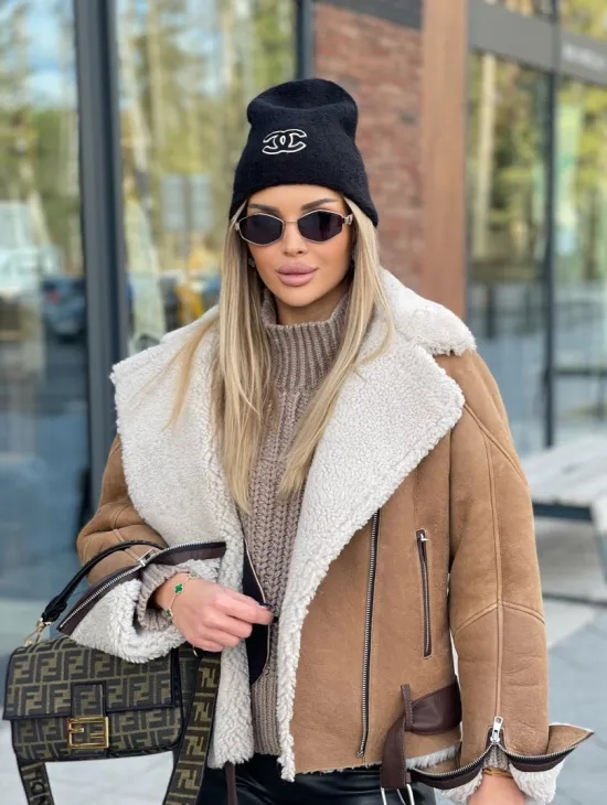 Дубленка - бомбер со спущенным плечом из натуральной овчины - фото 0