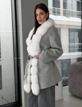 Серое пальто с меховым воротником - фото 11