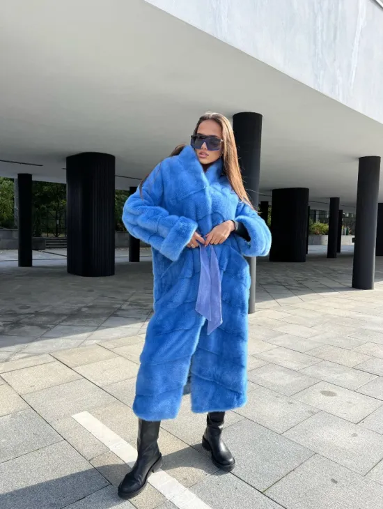 Удлиненная норковая шуба с поясом в голубом оттенке - фото 6